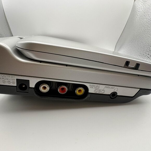 Venturer PVS 1262 Portable DVD Player – 2005 Silver 7" LCD w/ Battery – Powers O - Picture 4 of 9